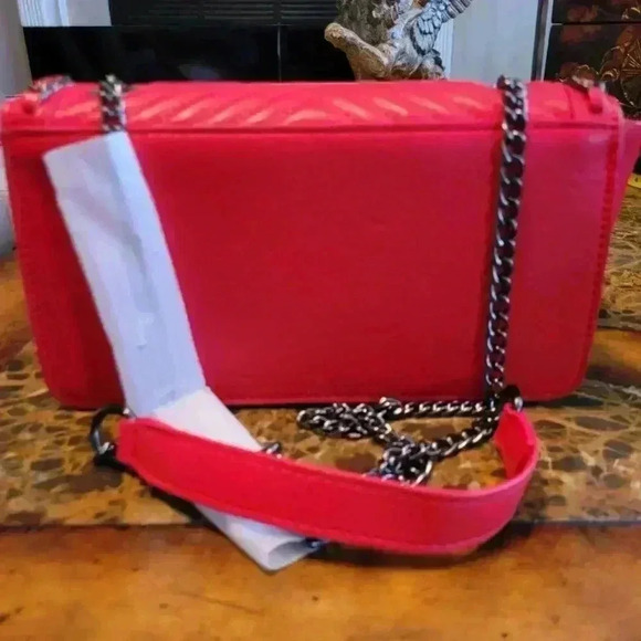 ⬆️⬆️LOW START 🛑Vegan Red leather with gun metal chain detail - Picture 2 of 7